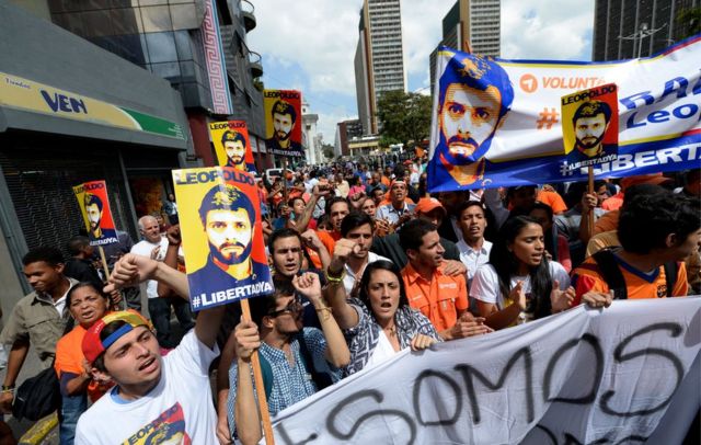 Decenas de simpatizantes pidieron la liberación de Leopoldo López fuera del palacio de justicia.