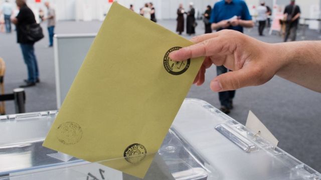 Seçim Yasası: Baraj yüzde 7'ye indi, seçim kurullarında kıdemli hakimin  görev almasına son verildi - BBC News Türkçe