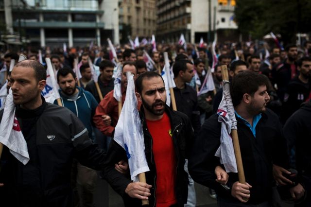 ギリシャ議会が緊縮予算案を可決するなか、議事堂前で抗議する人たち（22日、アテネ）