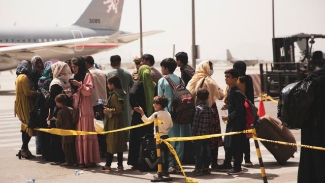 Civis afegãos tentando deixar o país no aeroporto de Cabul, em 18 de agosto