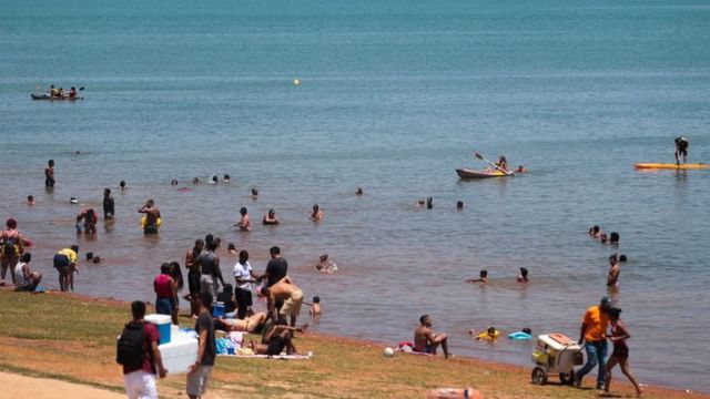Brasilienses na orla do Lago Paranoá no fim de semana da calor