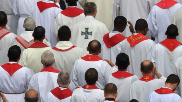 Le livre du journaliste français Frédéric Martel affirme que de nombreux prêtres du Vatican mènent une double vie.