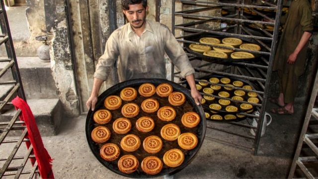 Житель Афганистана готовит сладости к празднику