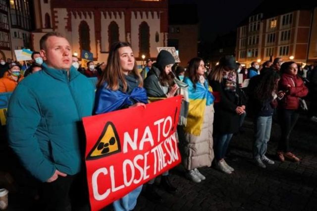 Ato contra a guerra em Frankfurt, na Alemanha