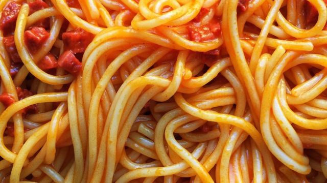 Un plato de espaguetis.