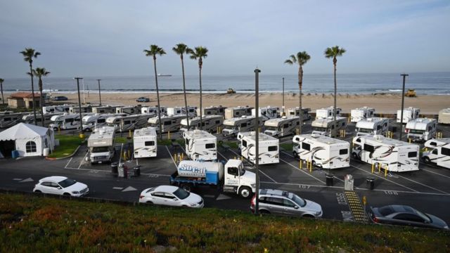 Autocaravanas aparcadas delante de la playa en Los Ángeles