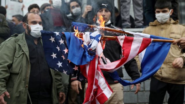 Em protesto, manifestantes iranianos queimam bandeiras de países adversários