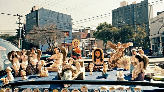 Santos expostos na rua no bairro de Roma