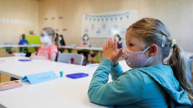 Niñas con mascarilla en un aula en Austria