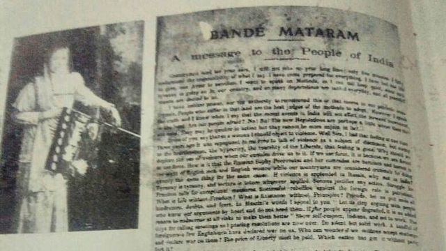 भारत का झंडा पकड़े हुए मैडम भीकाजी कामा की 1907 की तस्वीर