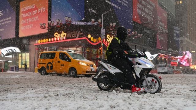 شهردار نیویورک با اعلام وضعیت اضطراری سفرهای غیرضروری شهری را ممنوع کرده است
