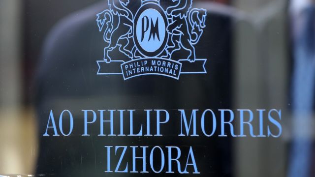 Logo Philip Morris w fabryce Izhora