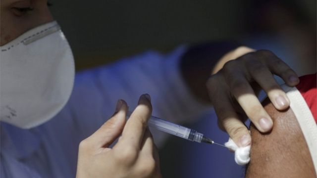 Mulher é vacinada em Duque de Caxias (RJ)