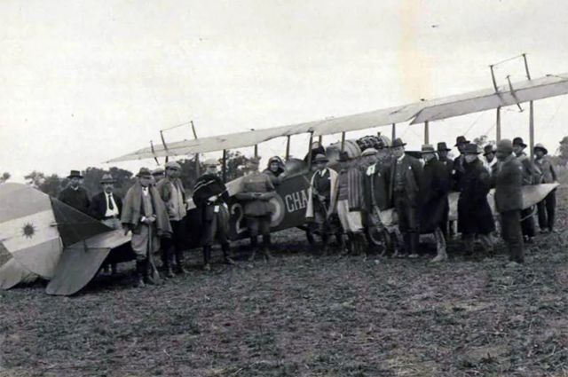 Foto del avión tomada por el etnólogo alemán Roberto Lehmann-Nitsche