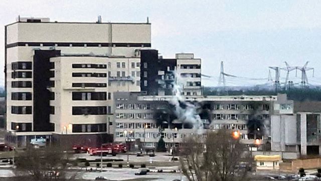Um prédio administrativo danificado na usina nuclear de Zaporizhia em 4 de março de 2022 em meio à invasão da Ucrânia pela Rússia.