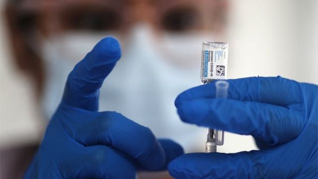Profissional de saúde segura vacina contra a covid-19