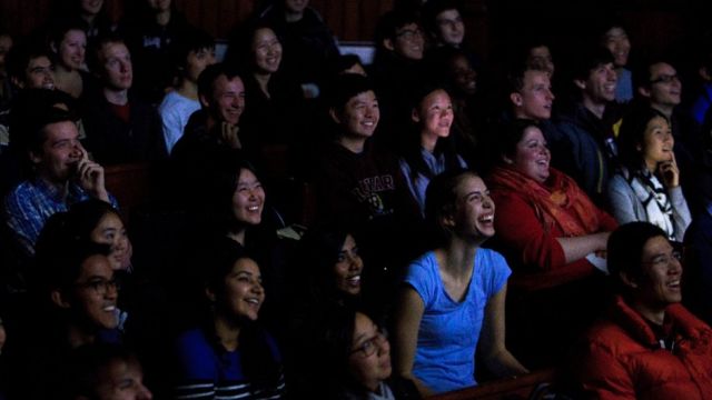 Alumnos en el Teatro Sanders de Harvard