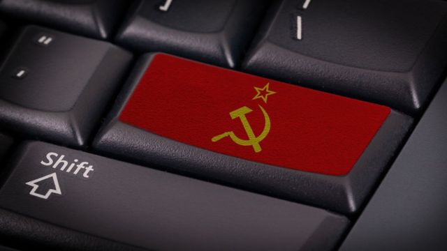 Un teclado de computadora en el que la tecla "enter" lleva el dibujo de la bandera soviética