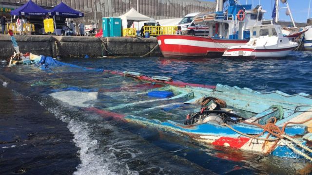 Une pirogue coulée au quai d'Arguineguín