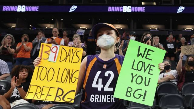 Torcedora segura cartazes em apoio a Brittney Griner