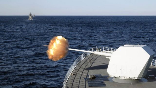 10月15日，中俄海上联合军演在俄罗斯彼得海湾举行，中国导弹驱逐舰南昌舰主炮攻击目标。(photo:BBC)