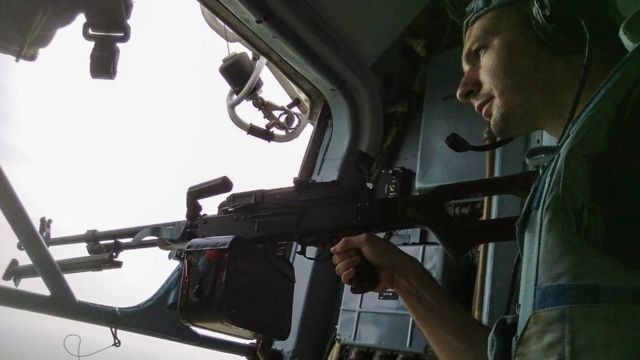 Помощник командира 18-го вертолетного отряда Андрей Остапюк в вертолете