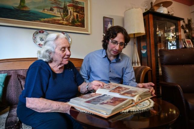 Dora Beraha le enseñó judeoespañol a su nieto Can Evrensel Rodrik