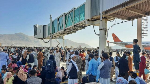 Афганцы на взлетной полосе аэропорта Кабула 16 августа 2021 года