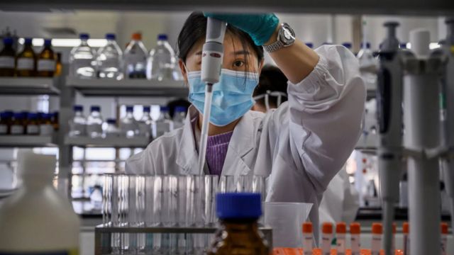 中国科兴生物技术公司的一名实验室技术人员正在研究疫苗（Credit: Getty Images）(photo:BBC)