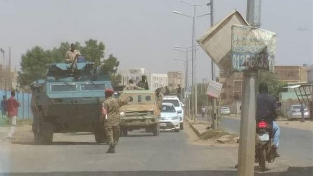 جنود سودانيون يقطعون الطريق لاتخاذ الاحتياطات اللازمة بعد محاولة انقلاب فاشلة في العاصمة السودانية الخرطوم