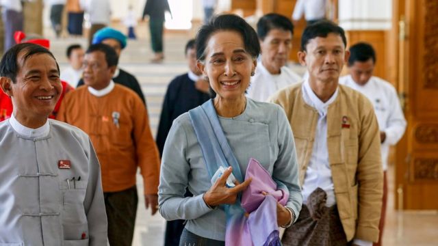 スー・チー氏とNLD議員(1日)