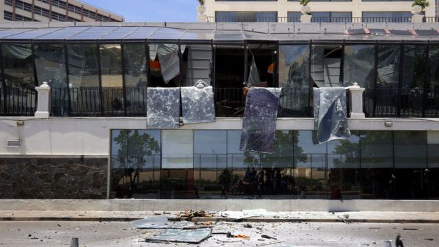 (캡션) 콜롬보에 위치한 킹스버리 호텔 유리창이 폭발로 인해 종잇장처럼 구겨졌다