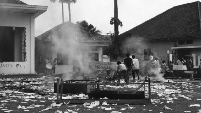 Estudiantes quemando la sede de la organización de las Juventudes del Partido Comunista indonesio