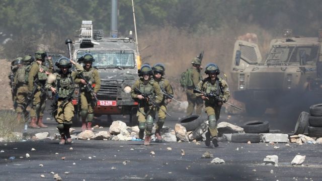 militares israelenses entram em confronto com manifestantes na Cisjordânia