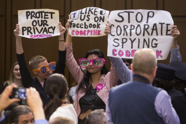 En la audiencia también hubo quien protestó contra la falta de privacidad en Facebook.