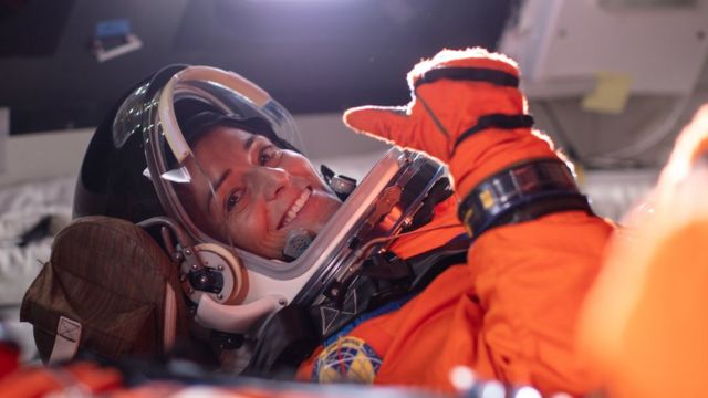 نيكول مان ترتدي بدلة رائد الفضاء كجزء من التدريب