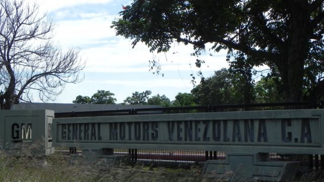 Entrada a la fábrica de General Motors en Venezuela