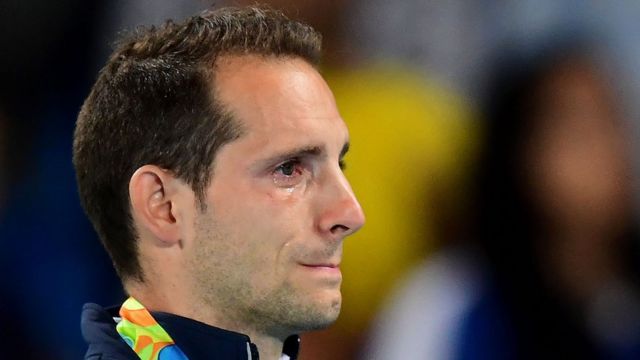 O francês Renaud Lavillenie chora ao receber a medalha de prata