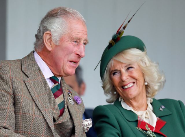 Carlos y Camilla riéndose durante el Braemar Highland Gathering el 3 de septiembre de 2022