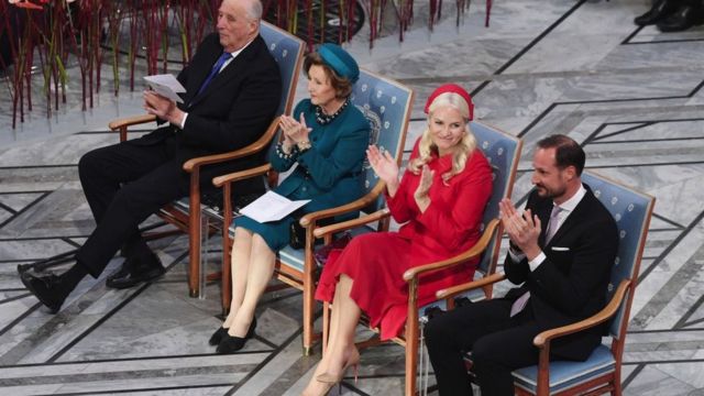 Королева і король Норвегії, кронпринц і кронпринцеса відвідали церемонію вручення Нобелівської премії миру 2022