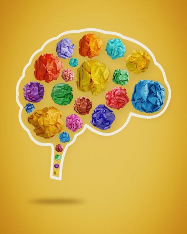 Ilustração do cérebro feita com bolas de papel