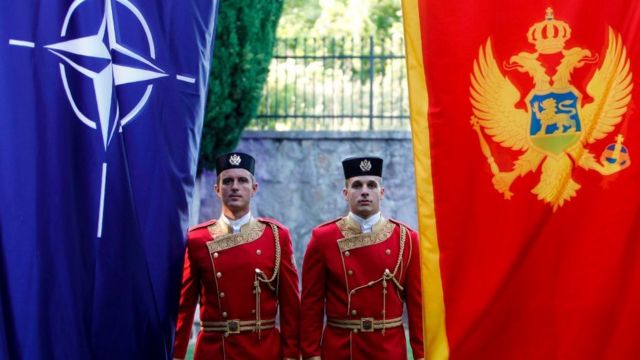 Karadağ ve NATO bayrakları yanyana