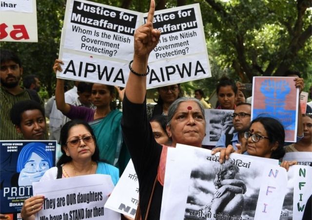 Activistas indios sostienen pancartas en Nueva Delhi mientras participan en una protesta por el abuso sexual de niñas en una casa en Bihar.