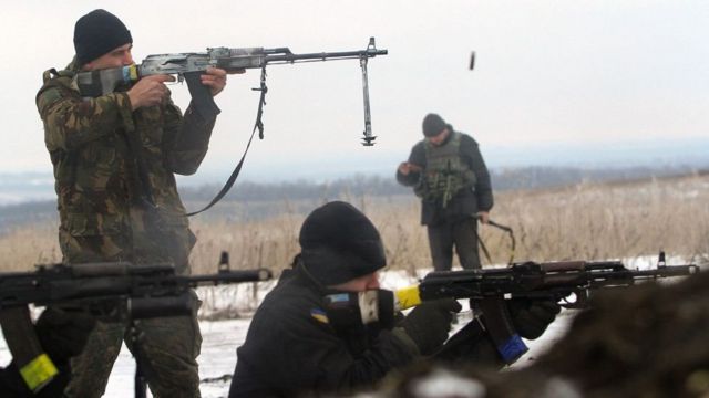 نیروهای اوکراینی در حال جنگ در منطقه لوهانسک، ۲۰۱۵