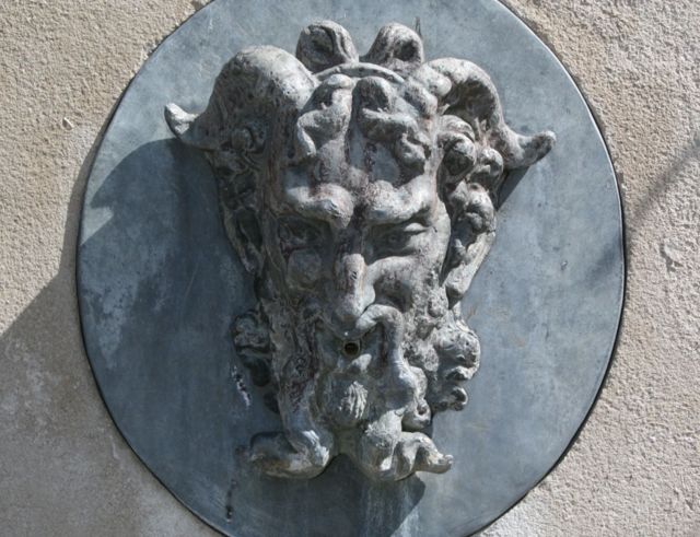 Escultura de la cabeza del dios Pan
