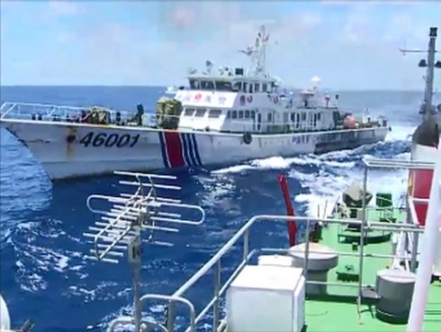 Tàu Cảnh sát biển Việt Nam trong một lần đối đầu với tàu Cảnh sát biển Trung Quốc năm 2014.