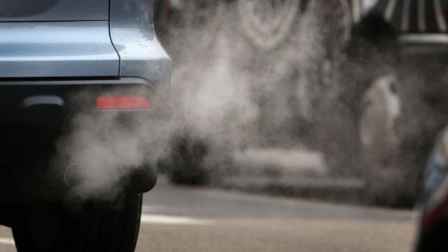 Humo de escape de un auto