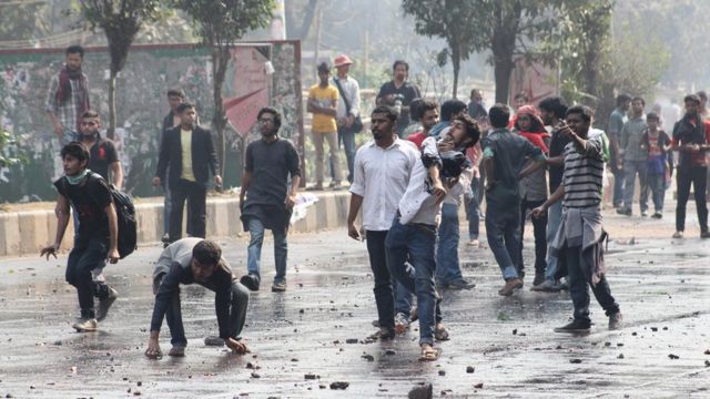 ঢাকায় রামপাল বিদ্যুৎ কেন্দ্র বিরোধী হরতালের সময় পুলিশের সাথে আন্দোলনকারীদের সংঘর্ষ