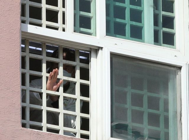 창밖으로 손을 흔드는 청도 대남병원 환자. 대남병원은 현재 폐쇄됐다