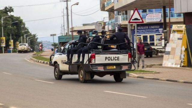 Abapolisi mu mujyi wa Kigali bashyira mu bikorwa amabwiriza ategeka abaturage kuguma mu ngo zabo